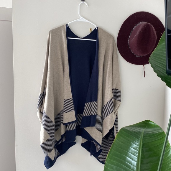 Cabi one size fits all wrap reversible cardigan/sweater - Picture 2 of 3